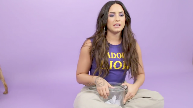 Demi_Lovato_Plays_With_Puppies_28While_Answering_Fan_Questions295Bvia_torchbrowser_com5D_mp49232.png