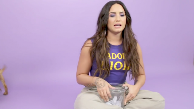 Demi_Lovato_Plays_With_Puppies_28While_Answering_Fan_Questions295Bvia_torchbrowser_com5D_mp49233.png