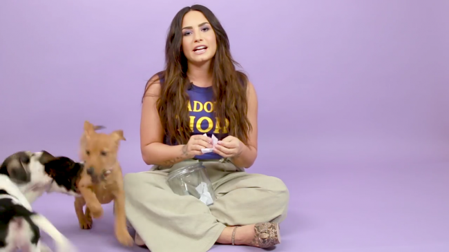 Demi_Lovato_Plays_With_Puppies_28While_Answering_Fan_Questions295Bvia_torchbrowser_com5D_mp49746.png