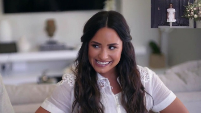 Demi_Lovato_Reacts_to_Demi_Lovato_s_Childhood_Videos_mp40851.jpg