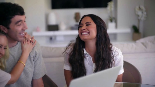 Demi_Lovato_Reacts_to_Demi_Lovato_s_Childhood_Videos_mp43636.jpg