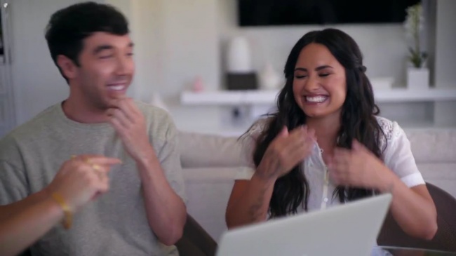 Demi_Lovato_Reacts_to_Demi_Lovato_s_Childhood_Videos_mp44204.jpg