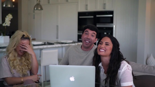 Demi_Lovato_Reacts_to_Demi_Lovato_s_Childhood_Videos_mp44555.jpg