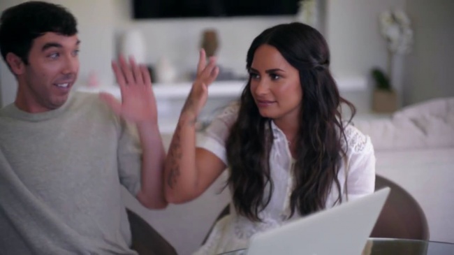 Demi_Lovato_Reacts_to_Demi_Lovato_s_Childhood_Videos_mp44980.jpg