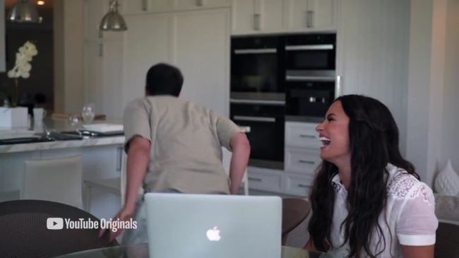 Demi_Lovato_Reacts_to_Demi_Lovato_s_Childhood_Videos_mp45131.jpg