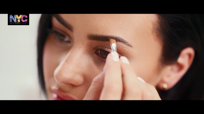 Demi_Lovato_for_NYC_-_How_To-_The_Trendy_Look_-_YouTube5Bvia_torchbrowser_com5D_mp40345.png