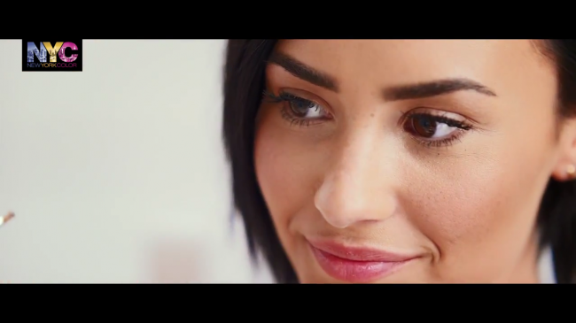 Demi_Lovato_for_NYC_-_How_To-_The_Trendy_Look_-_YouTube5Bvia_torchbrowser_com5D_mp40478.png