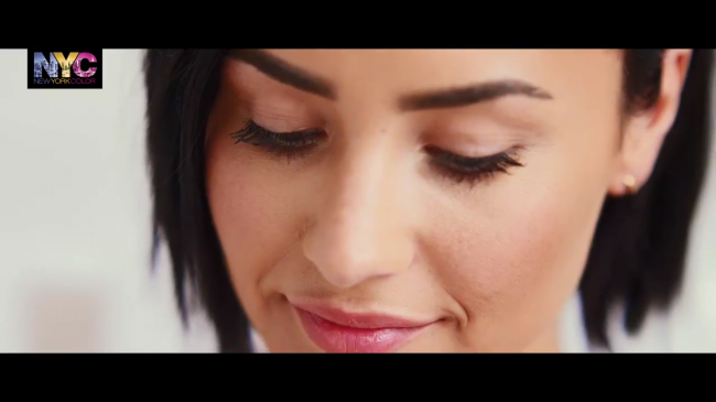 Demi_Lovato_for_NYC_-_How_To-_The_Trendy_Look_-_YouTube5Bvia_torchbrowser_com5D_mp40542.png