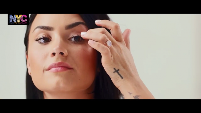 Demi_Lovato_for_NYC_-_How_To-_The_Trendy_Look_-_YouTube5Bvia_torchbrowser_com5D_mp40708.png