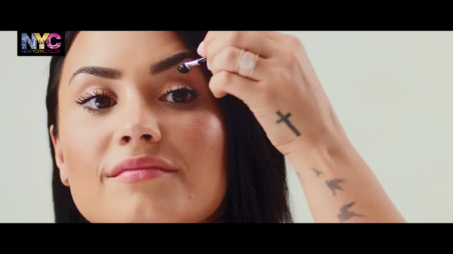 Demi_Lovato_for_NYC_-_How_To-_The_Trendy_Look_-_YouTube5Bvia_torchbrowser_com5D_mp40847.png
