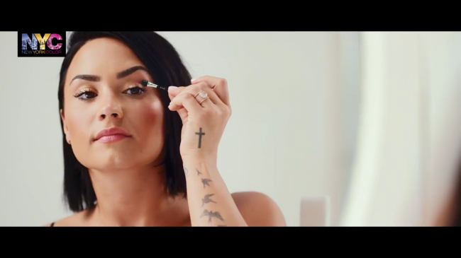Demi_Lovato_for_NYC_-_How_To-_The_Trendy_Look_-_YouTube5Bvia_torchbrowser_com5D_mp40983.png