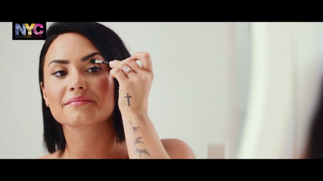 Demi_Lovato_for_NYC_-_How_To-_The_Trendy_Look_-_YouTube5Bvia_torchbrowser_com5D_mp41017.png