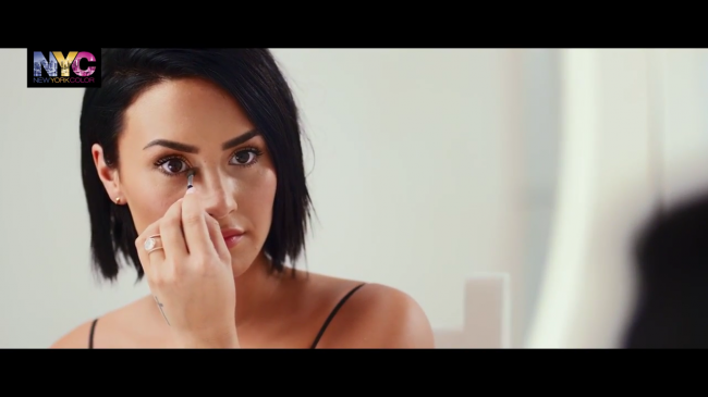 Demi_Lovato_for_NYC_-_How_To-_The_Trendy_Look_-_YouTube5Bvia_torchbrowser_com5D_mp41356.png