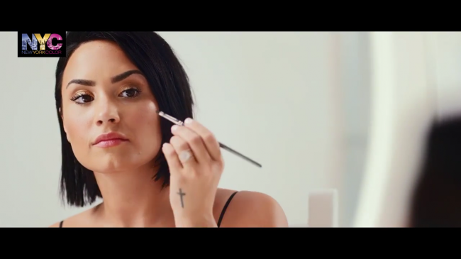 Demi_Lovato_for_NYC_-_How_To-_The_Trendy_Look_-_YouTube5Bvia_torchbrowser_com5D_mp41585.png