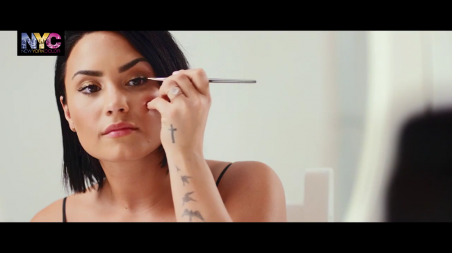 Demi_Lovato_for_NYC_-_How_To-_The_Trendy_Look_-_YouTube5Bvia_torchbrowser_com5D_mp41639.png