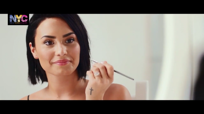 Demi_Lovato_for_NYC_-_How_To-_The_Trendy_Look_-_YouTube5Bvia_torchbrowser_com5D_mp41721.png