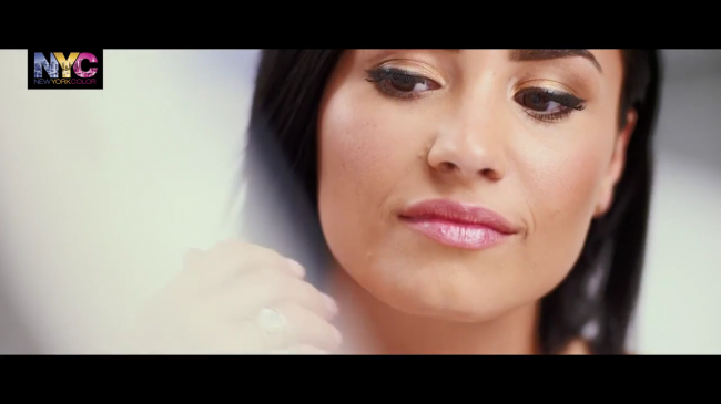 Demi_Lovato_for_NYC_-_How_To-_The_Trendy_Look_-_YouTube5Bvia_torchbrowser_com5D_mp41727.png