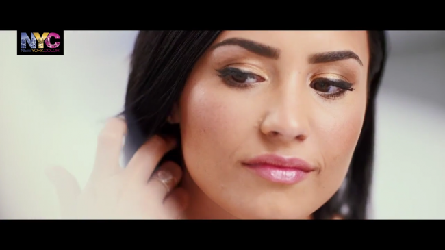 Demi_Lovato_for_NYC_-_How_To-_The_Trendy_Look_-_YouTube5Bvia_torchbrowser_com5D_mp41740.png