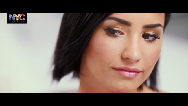 Demi_Lovato_for_NYC_-_How_To-_The_Trendy_Look_-_YouTube5Bvia_torchbrowser_com5D_mp41761.png
