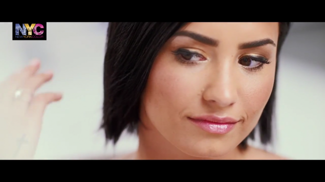 Demi_Lovato_for_NYC_-_How_To-_The_Trendy_Look_-_YouTube5Bvia_torchbrowser_com5D_mp41771.png