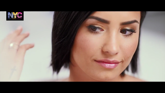 Demi_Lovato_for_NYC_-_How_To-_The_Trendy_Look_-_YouTube5Bvia_torchbrowser_com5D_mp41772.png