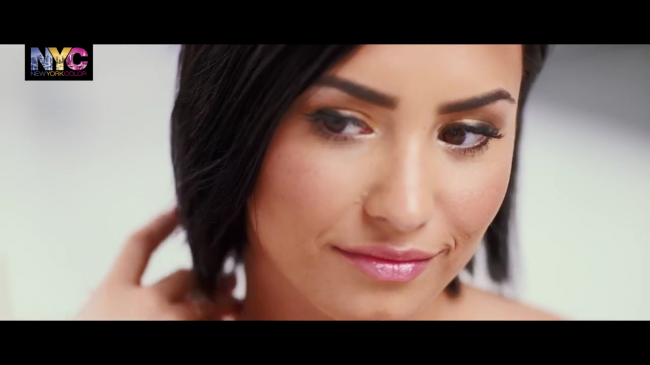 Demi_Lovato_for_NYC_-_How_To-_The_Trendy_Look_-_YouTube5Bvia_torchbrowser_com5D_mp41787.png