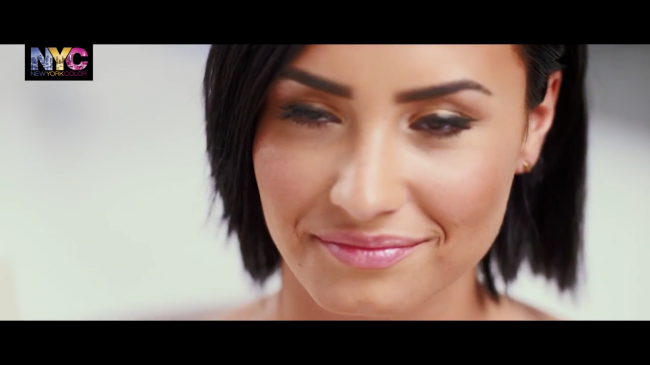 Demi_Lovato_for_NYC_-_How_To-_The_Trendy_Look_-_YouTube5Bvia_torchbrowser_com5D_mp41808.png