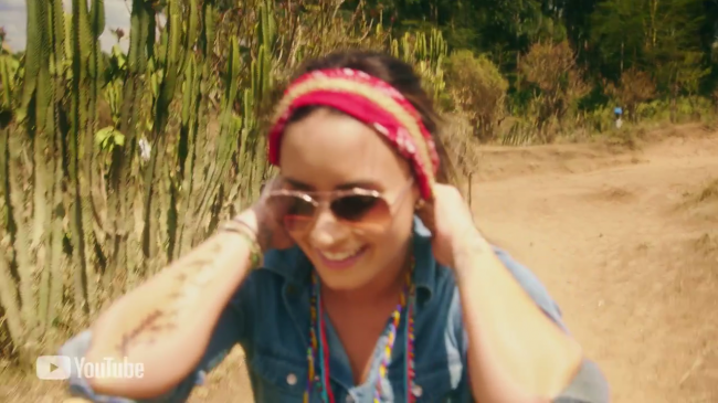 Demi_Lovato_s_Trip_to_Kenya5Bvia_torchbrowser_com5D_28129_mp45166.png