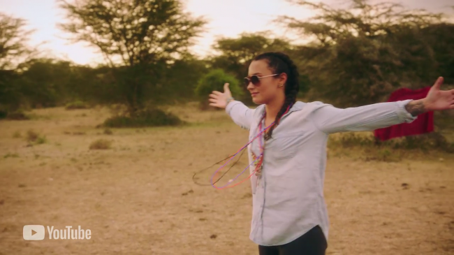 Demi_Lovato_s_Trip_to_Kenya5Bvia_torchbrowser_com5D_28129_mp48495.png