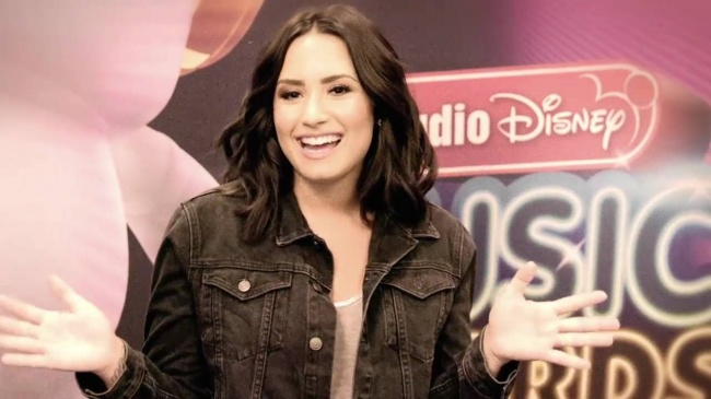 Demi_Lovato_talks_about_Hero_Award_honoree_Nick_Jonas_-_RDMA_Buzz5Bvia_torchbrowser_com5D_mp40289.jpg