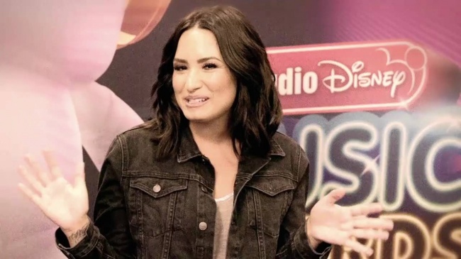 Demi_Lovato_talks_about_Hero_Award_honoree_Nick_Jonas_-_RDMA_Buzz5Bvia_torchbrowser_com5D_mp40319.jpg