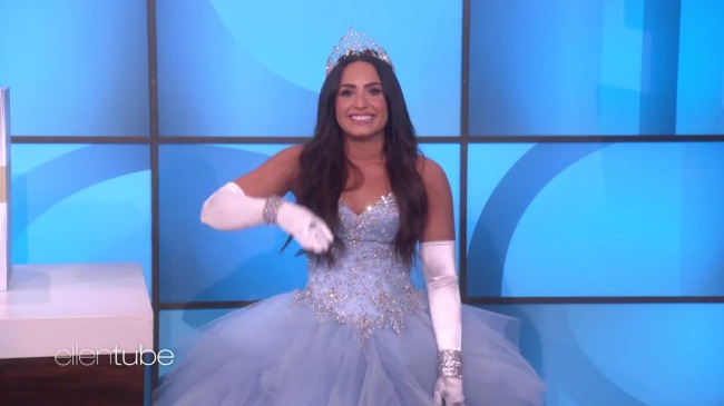 Ellen_Plays__What_s_in_the_Box__with_Guest_Model_Demi_Lovato_mp410407.jpg