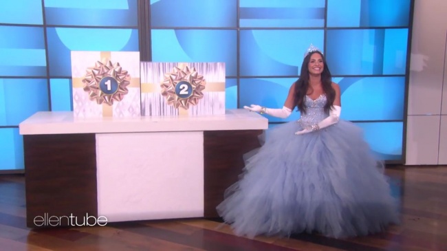 Ellen_Plays__What_s_in_the_Box__with_Guest_Model_Demi_Lovato_mp410663.jpg