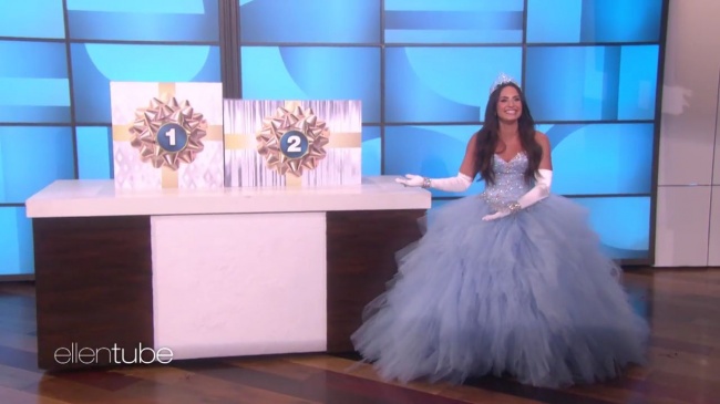 Ellen_Plays__What_s_in_the_Box__with_Guest_Model_Demi_Lovato_mp410670.jpg