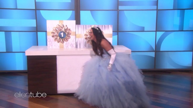 Ellen_Plays__What_s_in_the_Box__with_Guest_Model_Demi_Lovato_mp410814.jpg