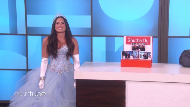 Ellen_Plays__What_s_in_the_Box__with_Guest_Model_Demi_Lovato_mp413335.jpg