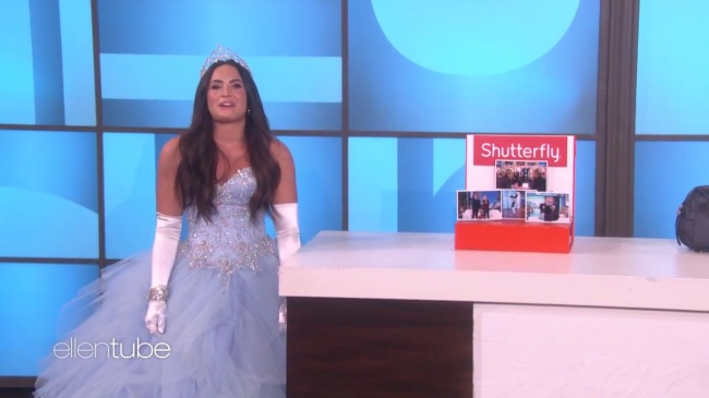 Ellen_Plays__What_s_in_the_Box__with_Guest_Model_Demi_Lovato_mp413343.jpg