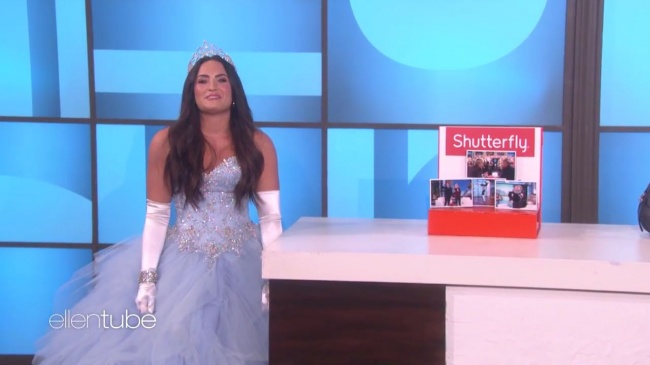 Ellen_Plays__What_s_in_the_Box__with_Guest_Model_Demi_Lovato_mp413375.jpg