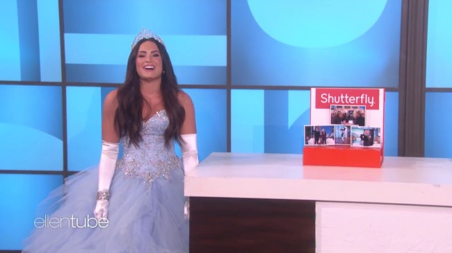 Ellen_Plays__What_s_in_the_Box__with_Guest_Model_Demi_Lovato_mp413406.jpg