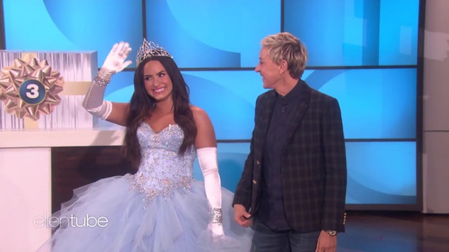 Ellen_Plays__What_s_in_the_Box__with_Guest_Model_Demi_Lovato_mp41767.jpg
