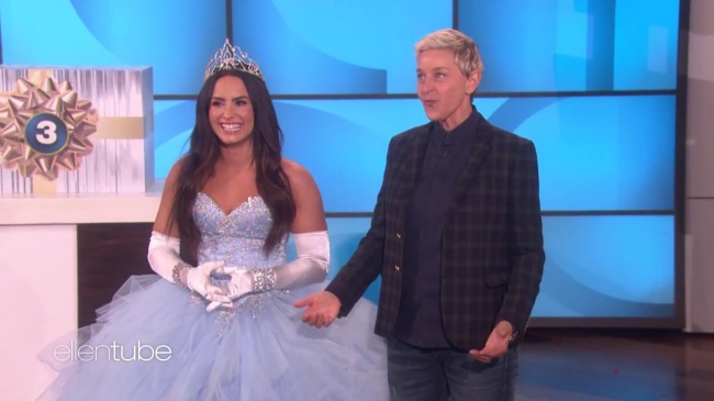 Ellen_Plays__What_s_in_the_Box__with_Guest_Model_Demi_Lovato_mp41895.jpg