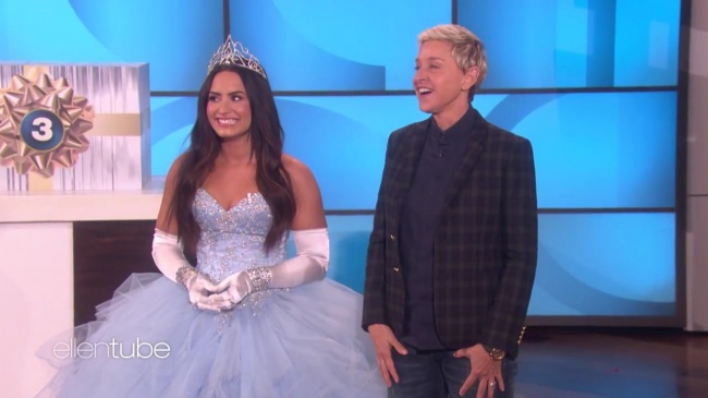 Ellen_Plays__What_s_in_the_Box__with_Guest_Model_Demi_Lovato_mp41919.jpg