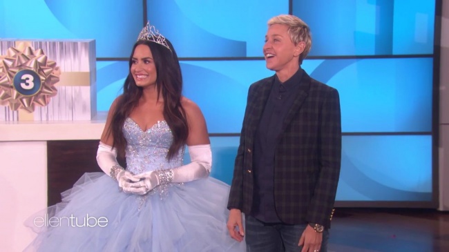 Ellen_Plays__What_s_in_the_Box__with_Guest_Model_Demi_Lovato_mp41934.jpg