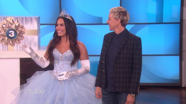 Ellen_Plays__What_s_in_the_Box__with_Guest_Model_Demi_Lovato_mp41959.jpg