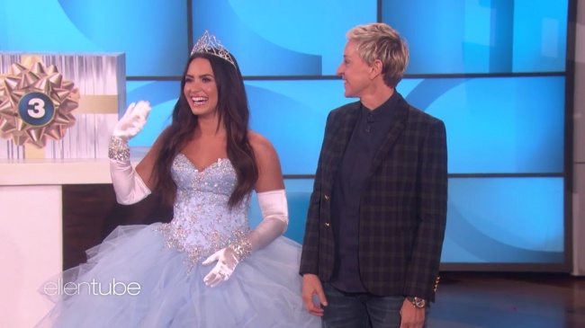 Ellen_Plays__What_s_in_the_Box__with_Guest_Model_Demi_Lovato_mp41998.jpg