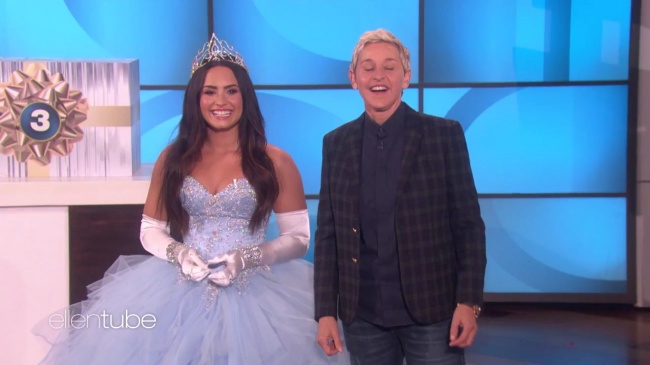 Ellen_Plays__What_s_in_the_Box__with_Guest_Model_Demi_Lovato_mp42102.jpg
