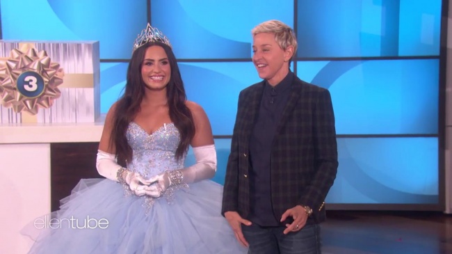 Ellen_Plays__What_s_in_the_Box__with_Guest_Model_Demi_Lovato_mp42126.jpg