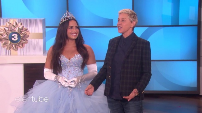 Ellen_Plays__What_s_in_the_Box__with_Guest_Model_Demi_Lovato_mp42166.jpg