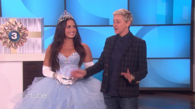 Ellen_Plays__What_s_in_the_Box__with_Guest_Model_Demi_Lovato_mp42183.jpg