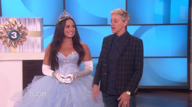 Ellen_Plays__What_s_in_the_Box__with_Guest_Model_Demi_Lovato_mp42198.jpg